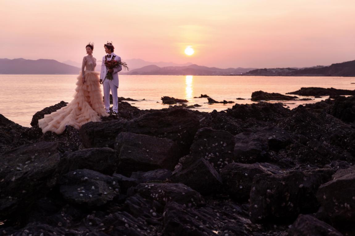 海边夕阳婚纱照_海边夕阳图片(2)